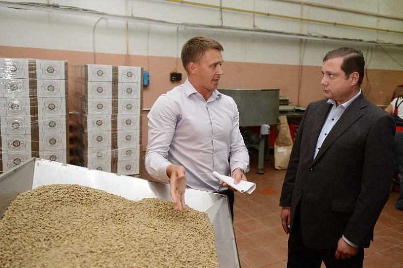 Губернатор Алексей Островский ознакомился с работой уникального предприятия по производству кофе