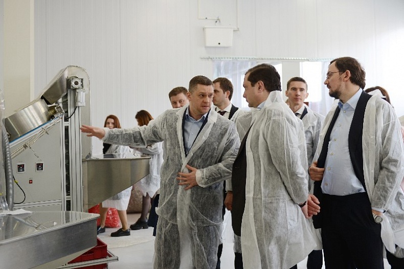 Губернатор Алексей Островский и президент «Деловой России» Алексей Репик оценили разработки смоленских ученых