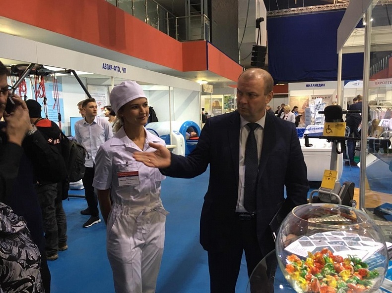 Заместитель министра здравоохранения РБ Николай Андросюк посетил стенд смоленских экспортеров на выставке в Минске