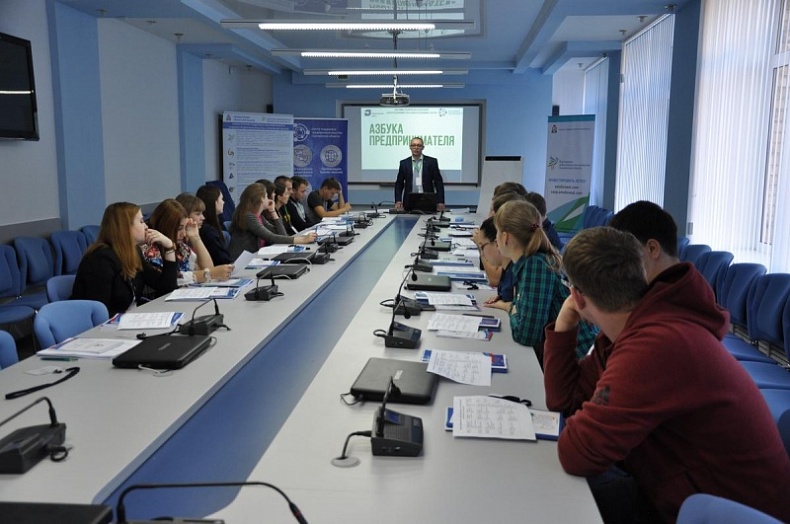 Будущие бизнесмены изучают «Азбуку предпринимателя» в Смоленске